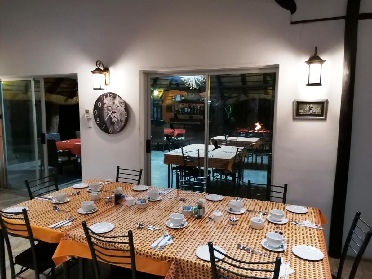 Lion's Den Guesthouse Otjiwarongo Extérieur photo