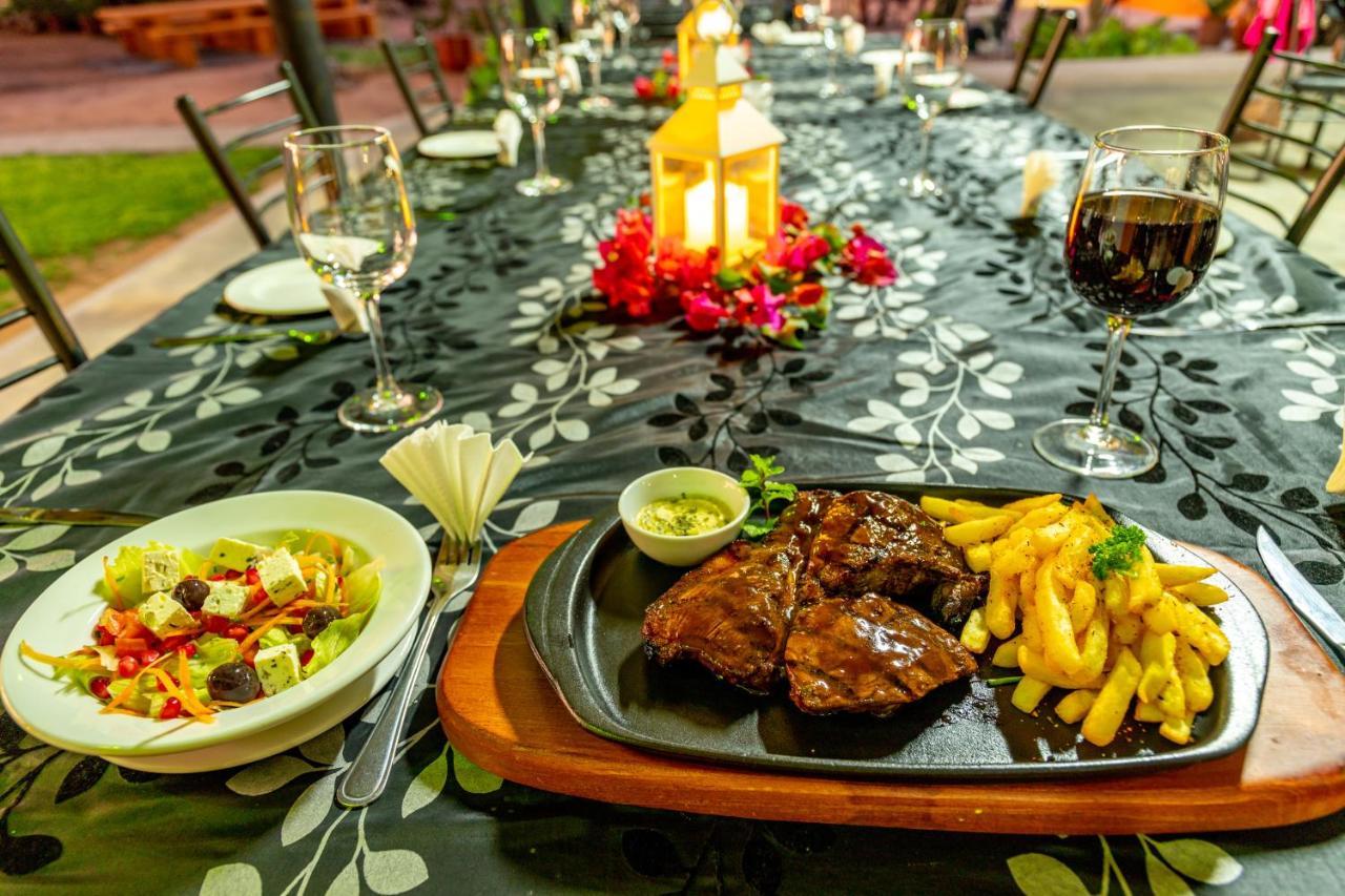 Lion's Den Guesthouse Otjiwarongo Extérieur photo