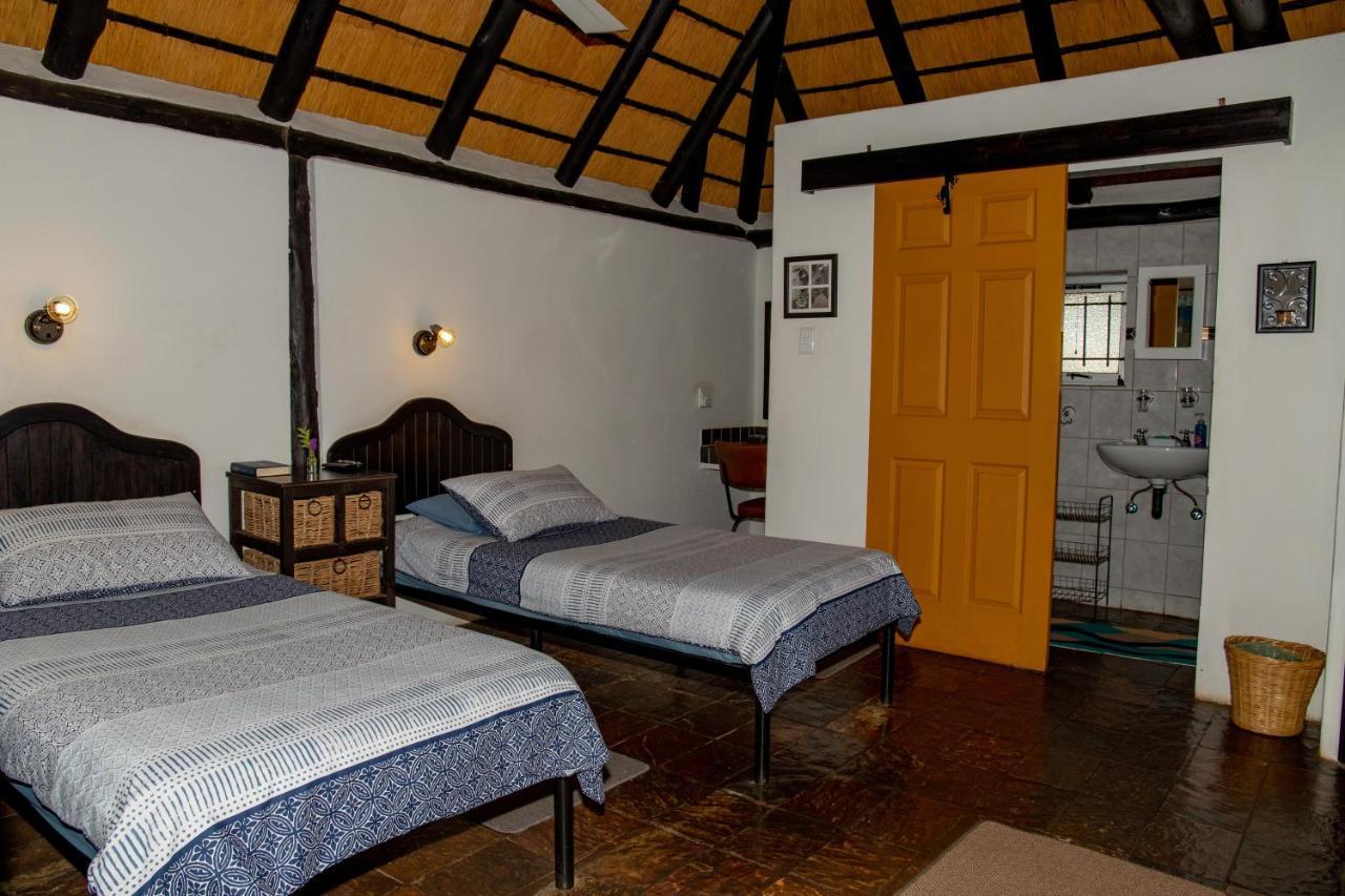 Lion's Den Guesthouse Otjiwarongo Extérieur photo
