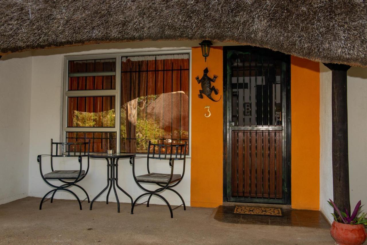 Lion's Den Guesthouse Otjiwarongo Extérieur photo