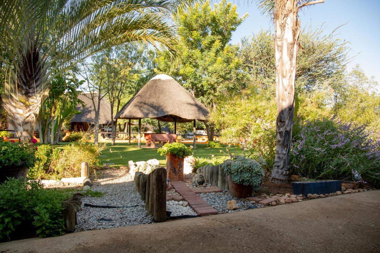 Lion's Den Guesthouse Otjiwarongo Extérieur photo