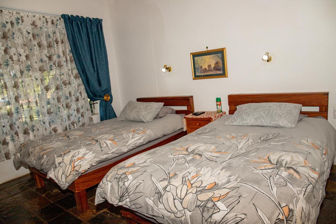 Lion's Den Guesthouse Otjiwarongo Extérieur photo