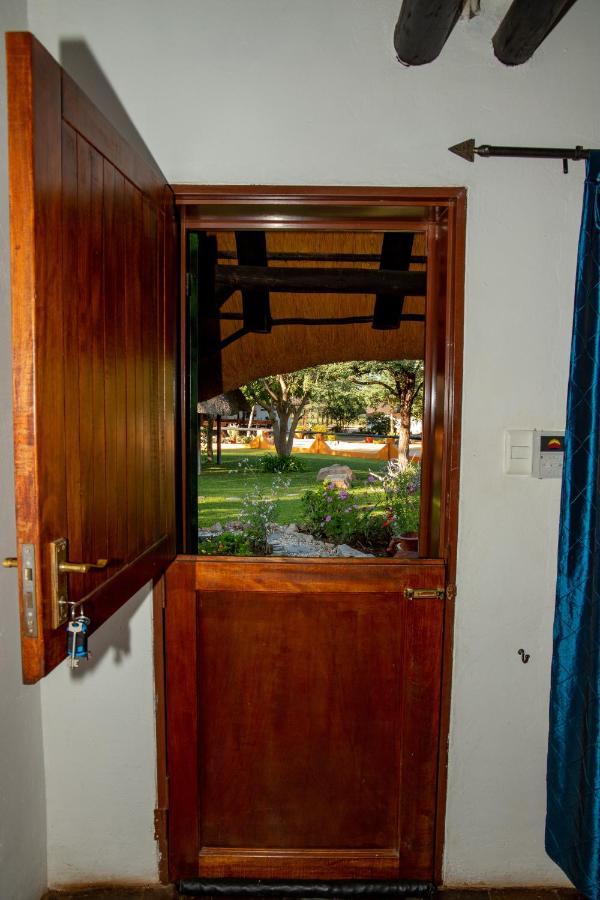 Lion's Den Guesthouse Otjiwarongo Extérieur photo