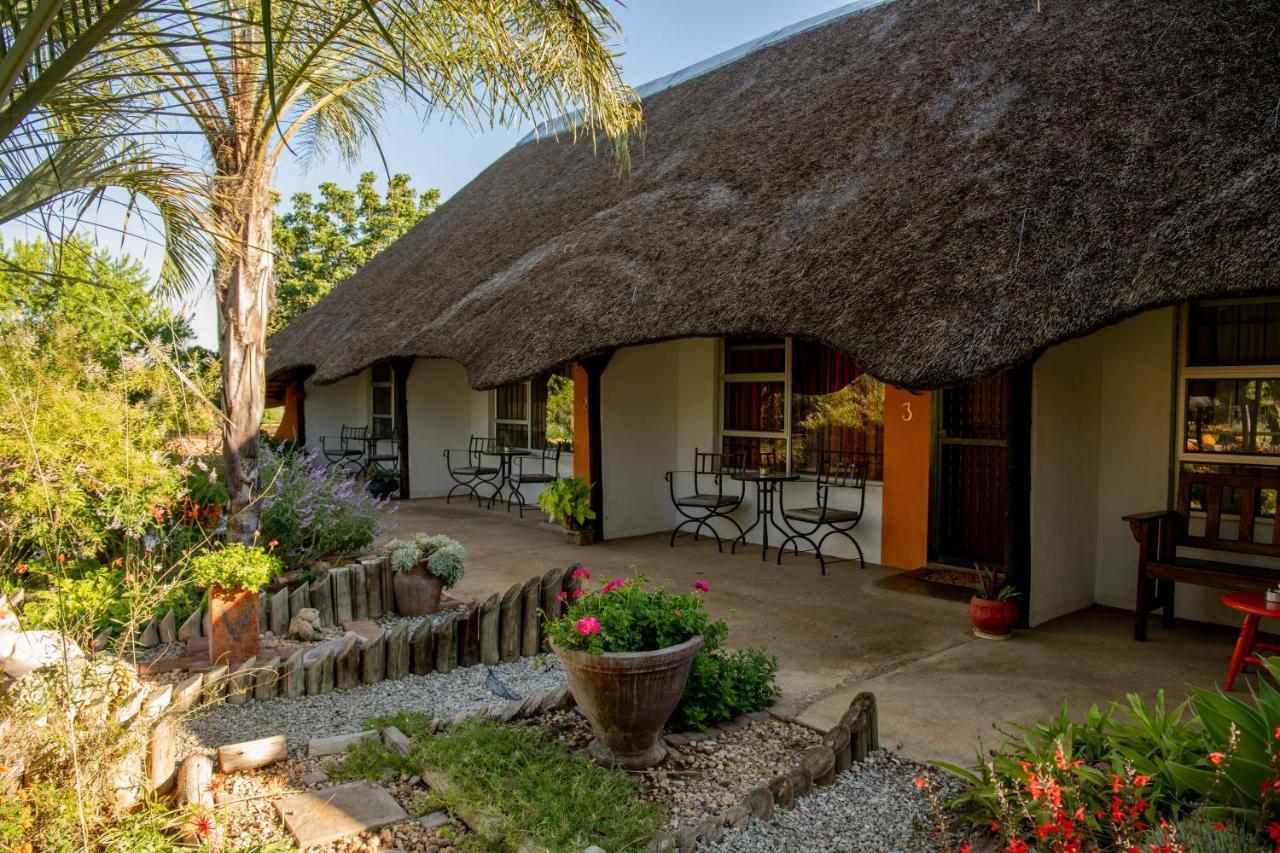 Lion's Den Guesthouse Otjiwarongo Extérieur photo