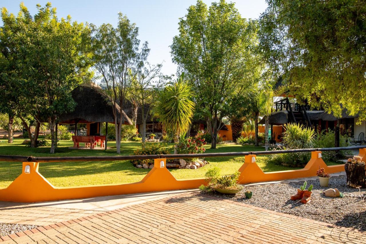 Lion's Den Guesthouse Otjiwarongo Extérieur photo