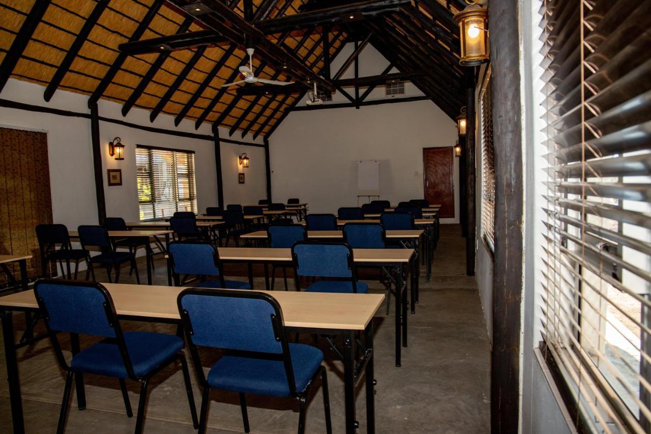Lion's Den Guesthouse Otjiwarongo Extérieur photo