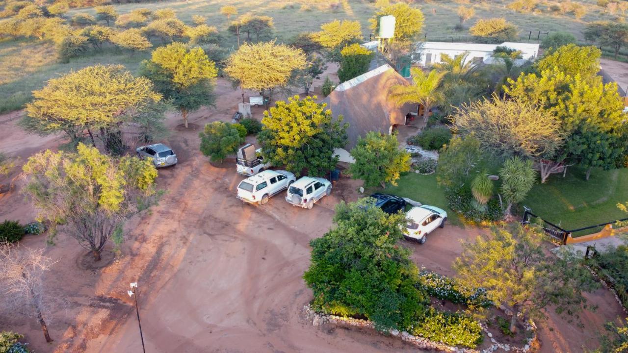 Lion's Den Guesthouse Otjiwarongo Extérieur photo